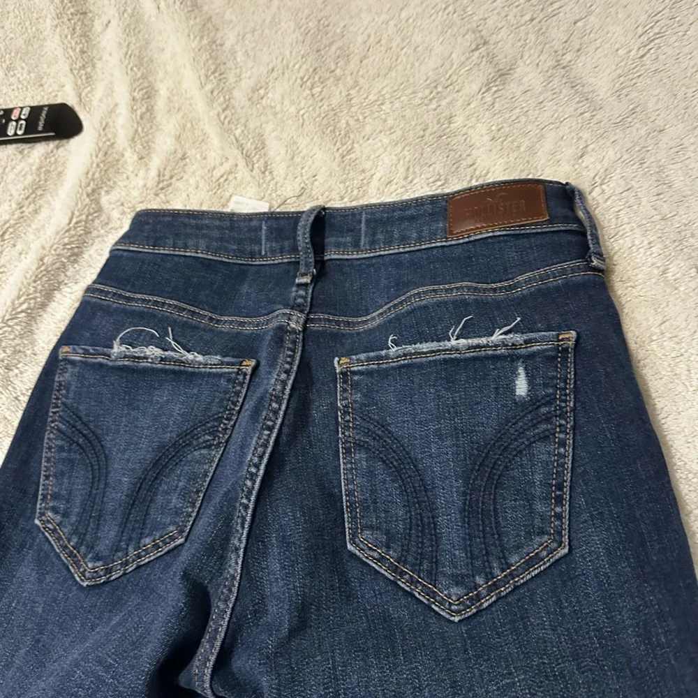 HOLLISTER | Dark Wash Ripped Jeans - Picture 5 of 6